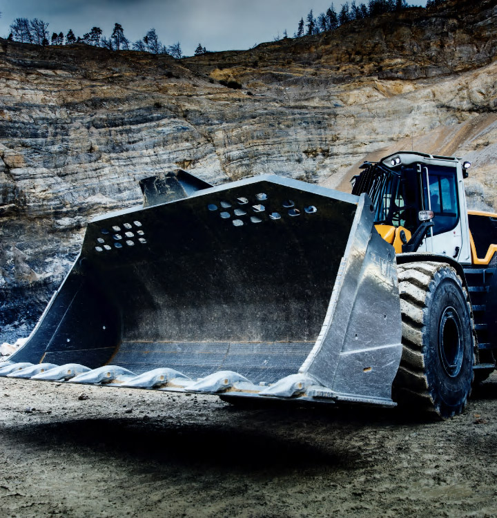 A gigantic digging bucket made in Hardox® 500 Tuf down in a quarry.