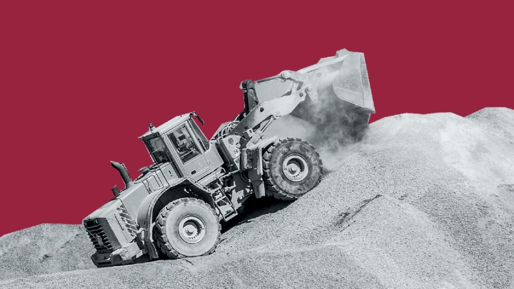 Un camion pentru minerit cu caroserie din placă de uzură Hardox® pentru rezistență suplimentară la abraziune în condiții dure.