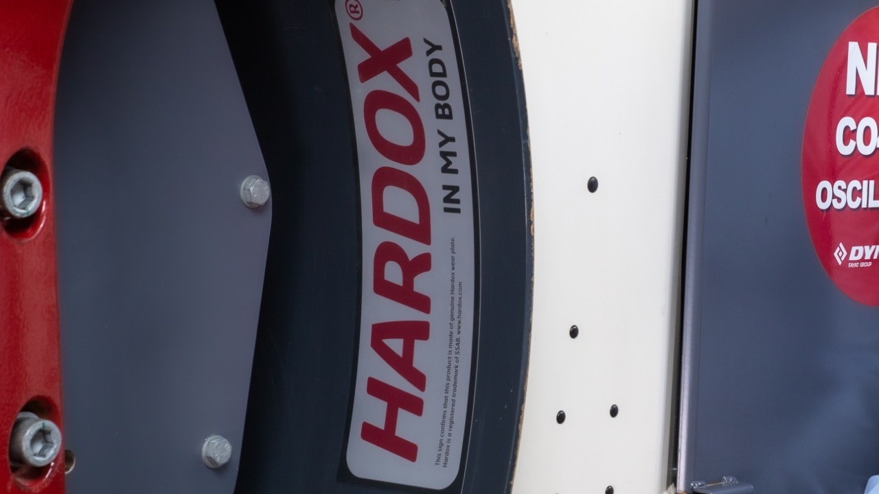 Biểu tượng Hardox® In My Body trên trống một quả lăn dao động. Đây là biểu tượng của các tiêu chuẩn chất lượng cao nhất. 