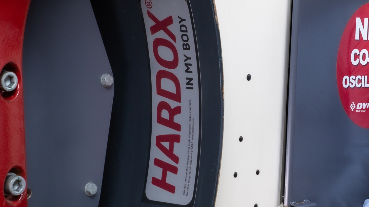 สติกเกอร์ Hardox® In My Body บนรถบดสั่นสะเทือน ซึ่งเป็นสัญลักษณ์ของมาตรฐานคุณภาพสูงสุด 