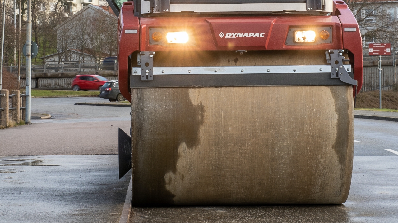 A big and strong yet lightweight roller paving a road. The drum is made in Hardox® 450 abrasion-resistant steel.