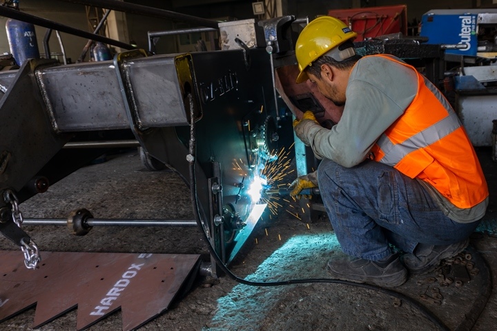 Une tôle d'acier anti-abrasion Hardox® en cours d'usinage