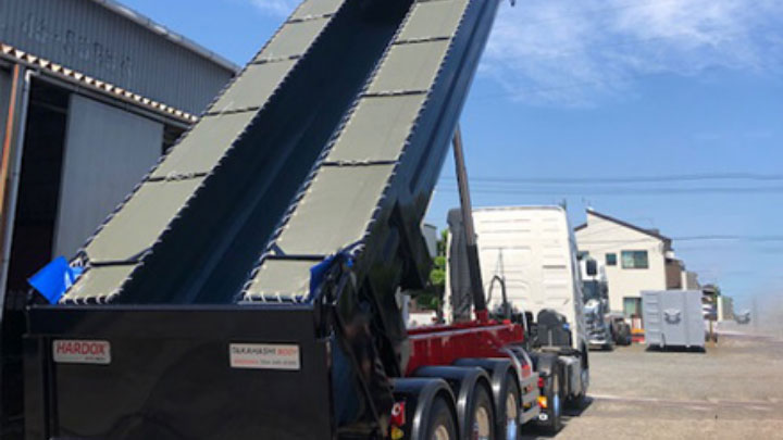 A semi-trailer tipper in Hardox® 500 Tuf steel made by Takahashi Body bodybuilders.