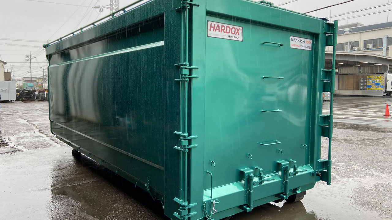 A strong yet lighweight green waste container made in Hardox® 500 Tuf steel.