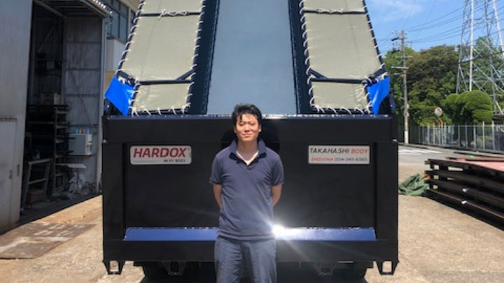 Hardox® In My Body 認定ダンプ車両の前に立つ日本の高橋ボデー社のセールスディレクター、高橋政隆さん。