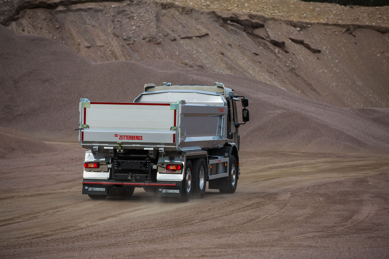 Camion à benne basculante en acier Hardox® 500 Tuf avec une conception conique des panneaux latéraux