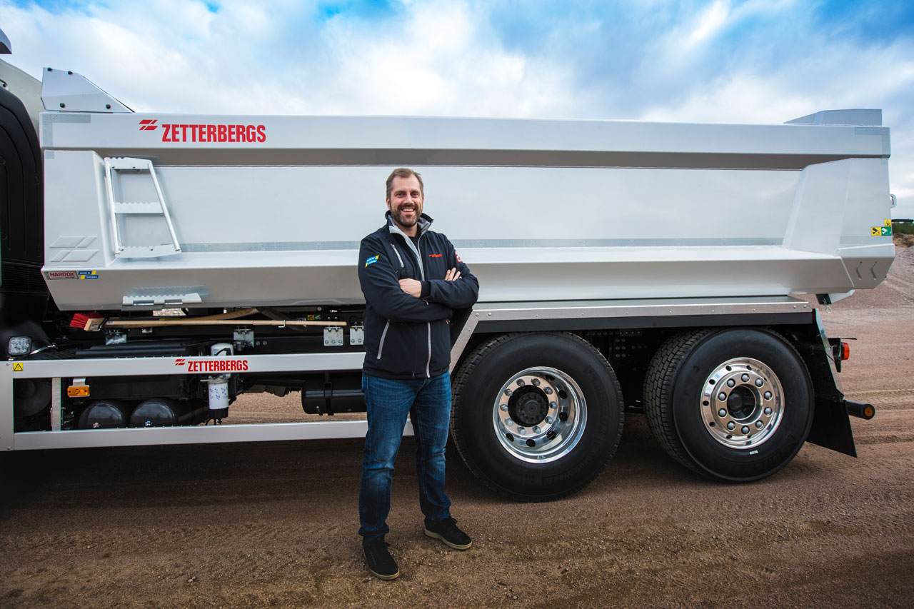 Camion à benne basculante en acier Hardox® 500 Tuf avec une conception conique des panneaux latéraux