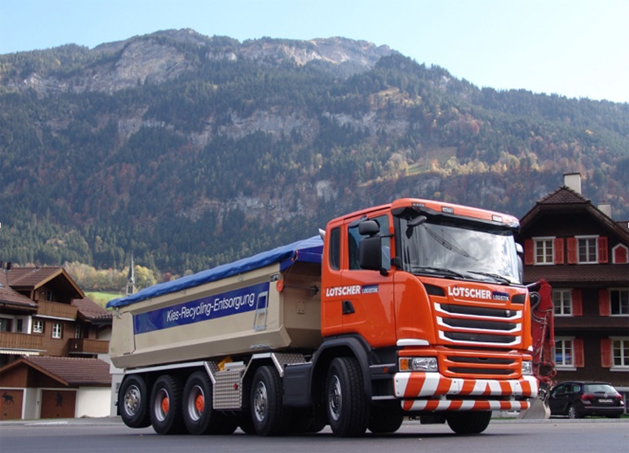 Billenő-felépítményes teherautó Hardox® 500 Tuf acélból készült, kúpos kialakítású oldalpanellel
