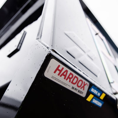 Hardox® 500 Tuf -kulutuslevystä valmistettu kippiauto kartiomaisin sivupaneelein