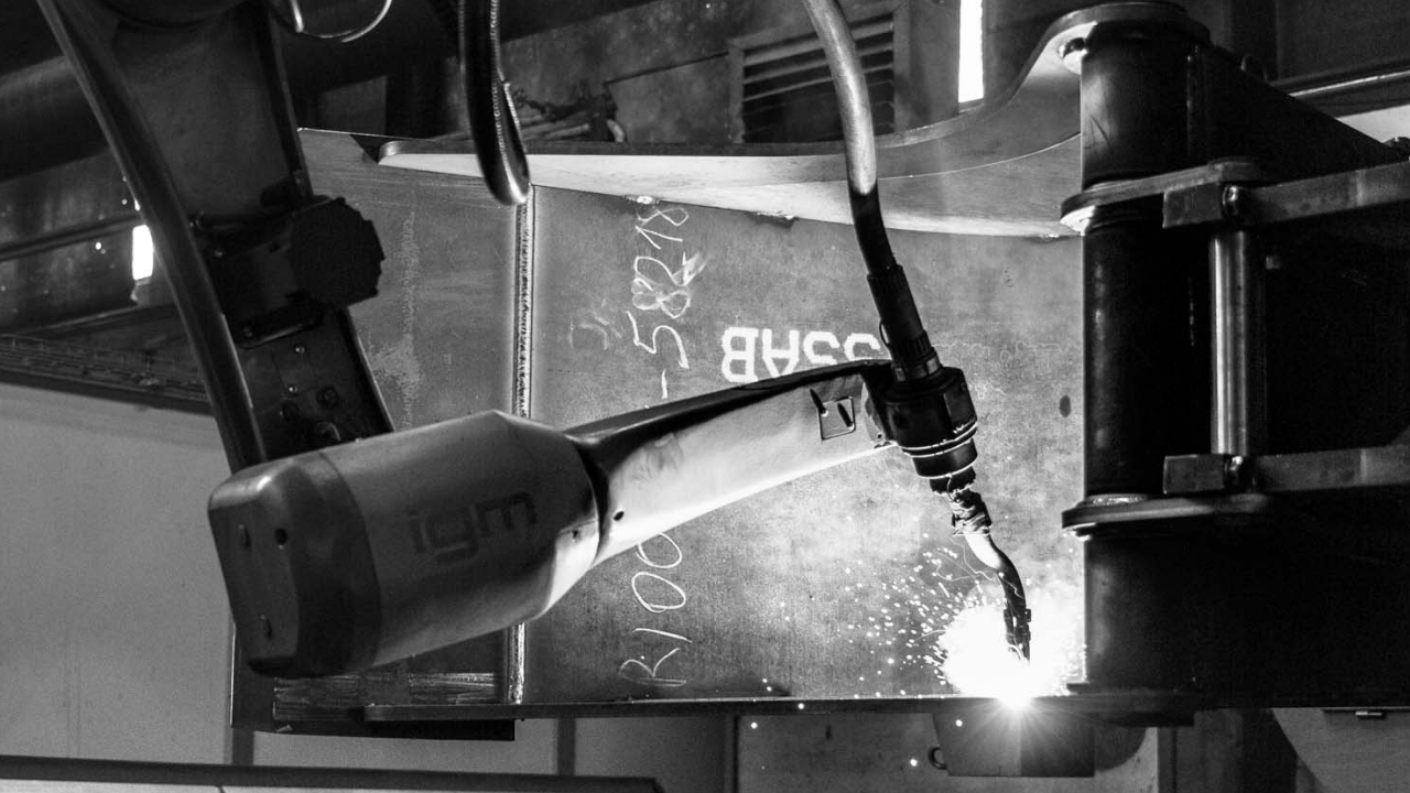 Ett stycke Hardox® 500 Tuf stål som bearbetas i verkstaden.