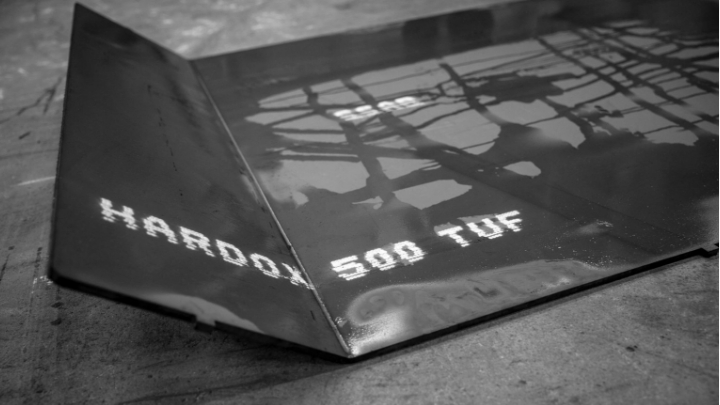 Uma amostra da chapa antidesgaste Hardox 500 Tuf