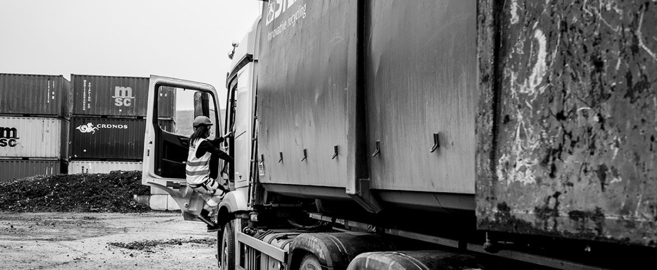 En förare kliver in i en lastbil, som ägs av återvinningsföretaget Stena Recycling, med flak i korrosionsbeständigt Hardox® HiAce.