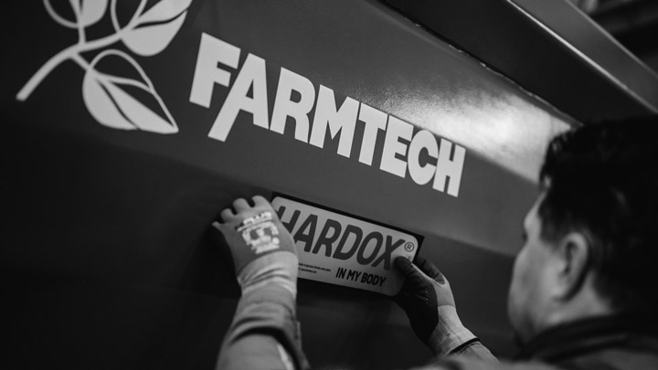 Hardox® In My Body tanúsítvánnyal rendelkező mezőgazdasági billenő-felépítmény a Farmtechtől 