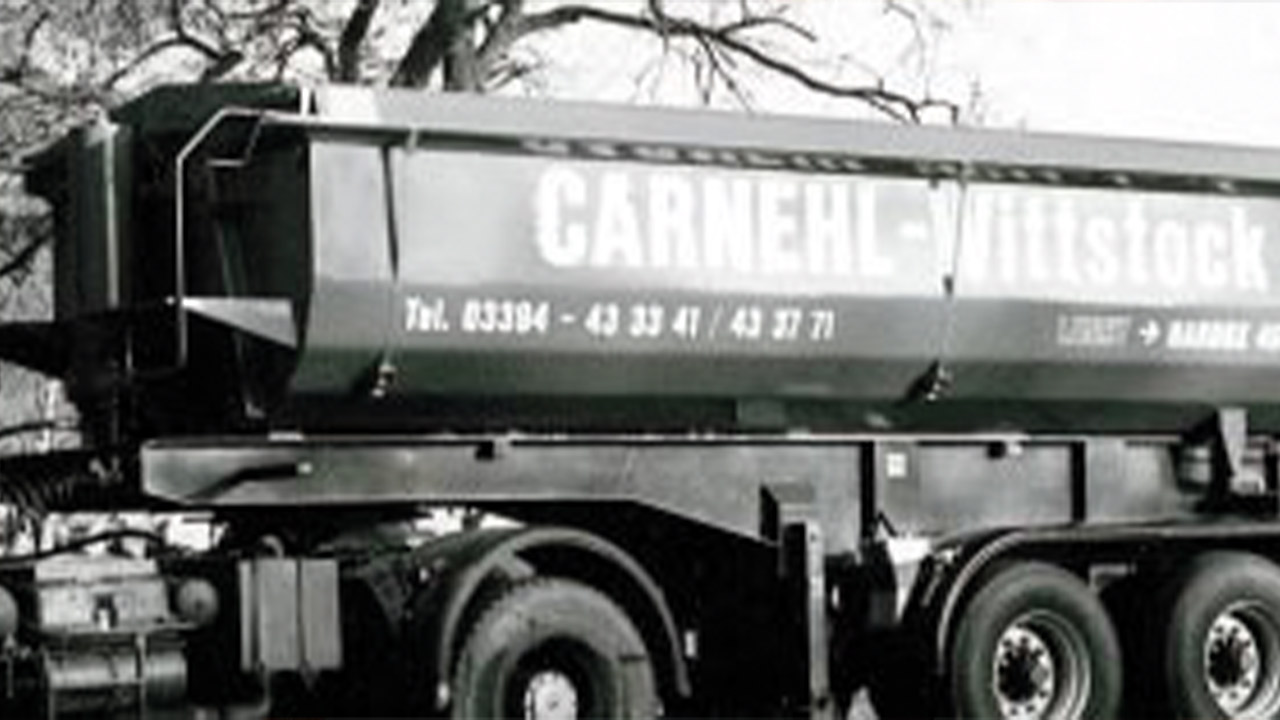 Schwarzweiß-Foto eines Lkw-Anhängers des deutschen Herstellers Carnehl.