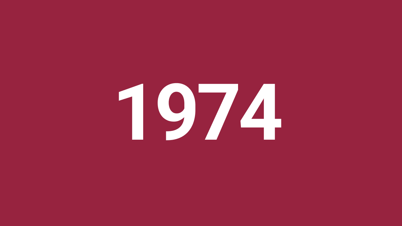 Die Jahreszahl 1974, als Hardox® auf den Markt kam, in weiß vor rotem Hintergrund.