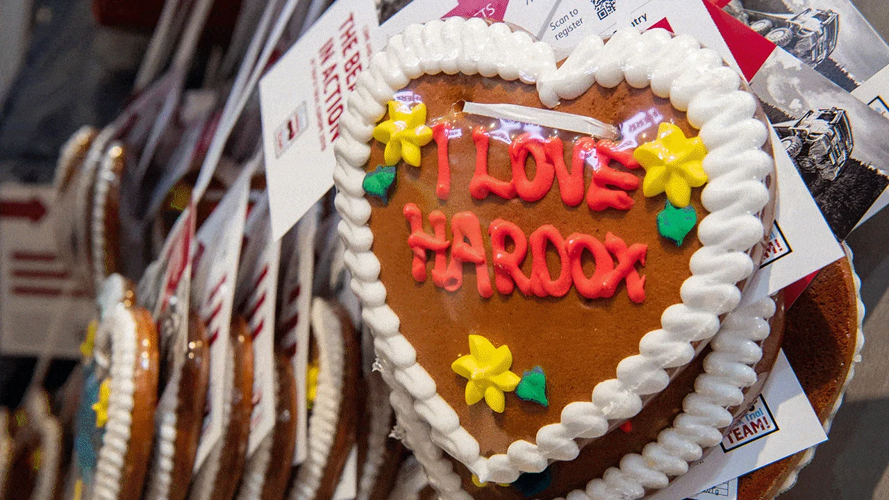 Ein riesiger Ingwerkeks mit der Botschaft „I love Hardox“ aus Anlass des Geburtstags von Hardox® Verschleißblech.