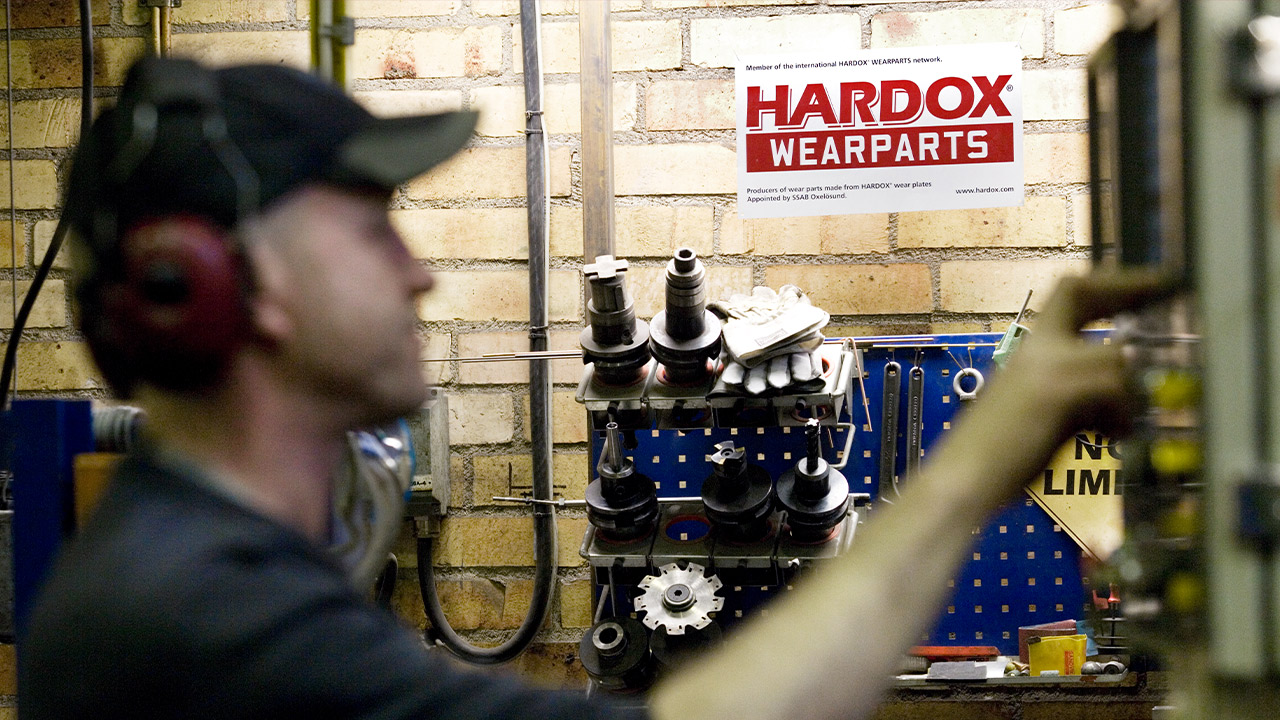 Arbeiter in einem Hardox Wearparts Center bei der Verarbeitung des Stahls.