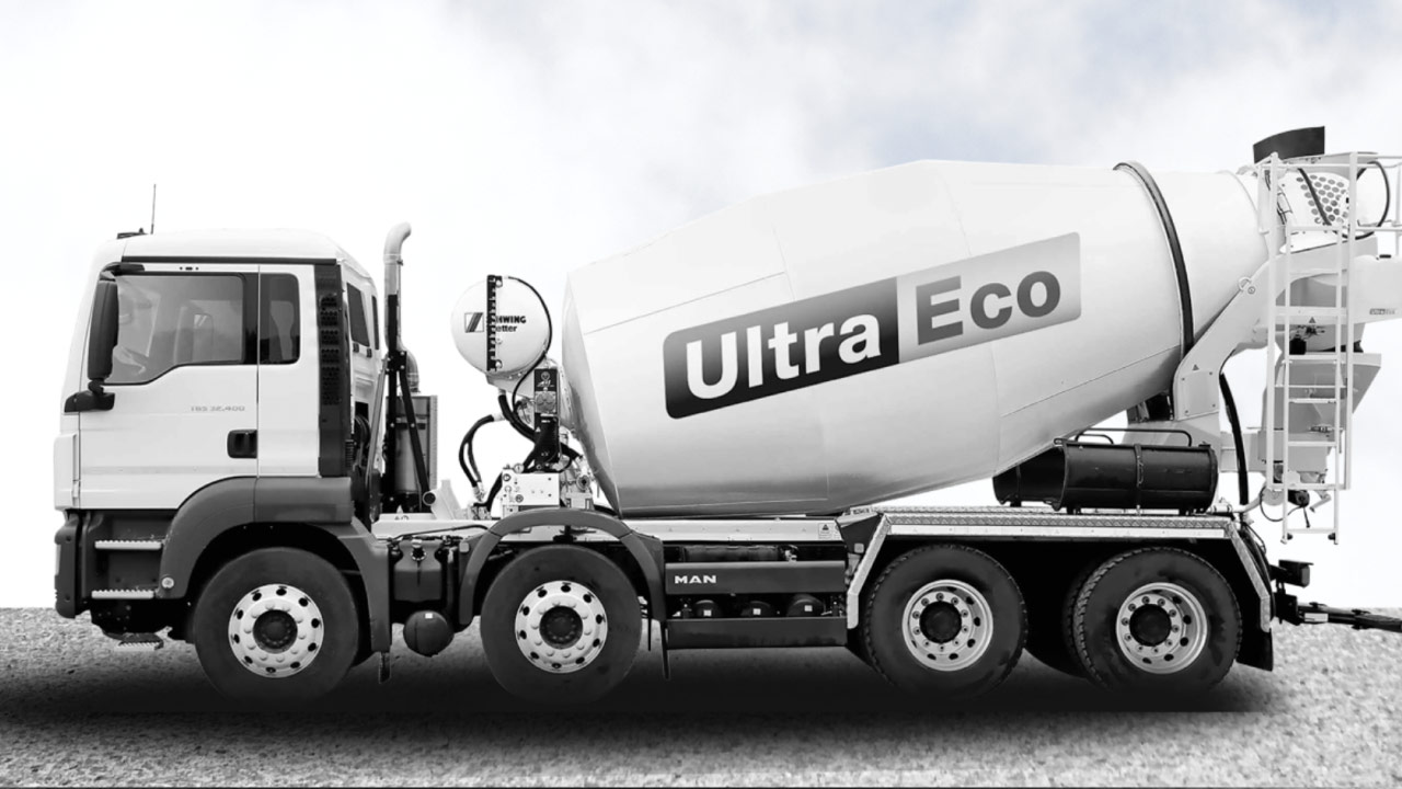 En betongbil med beteckningen Ultra Eco, med trumblandare i stark och hård Hardox 400 stålplåt.