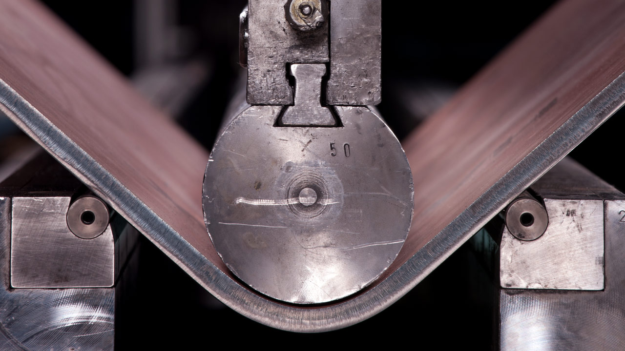 Una maquina plegando una chapa de acero Hardox® 400.