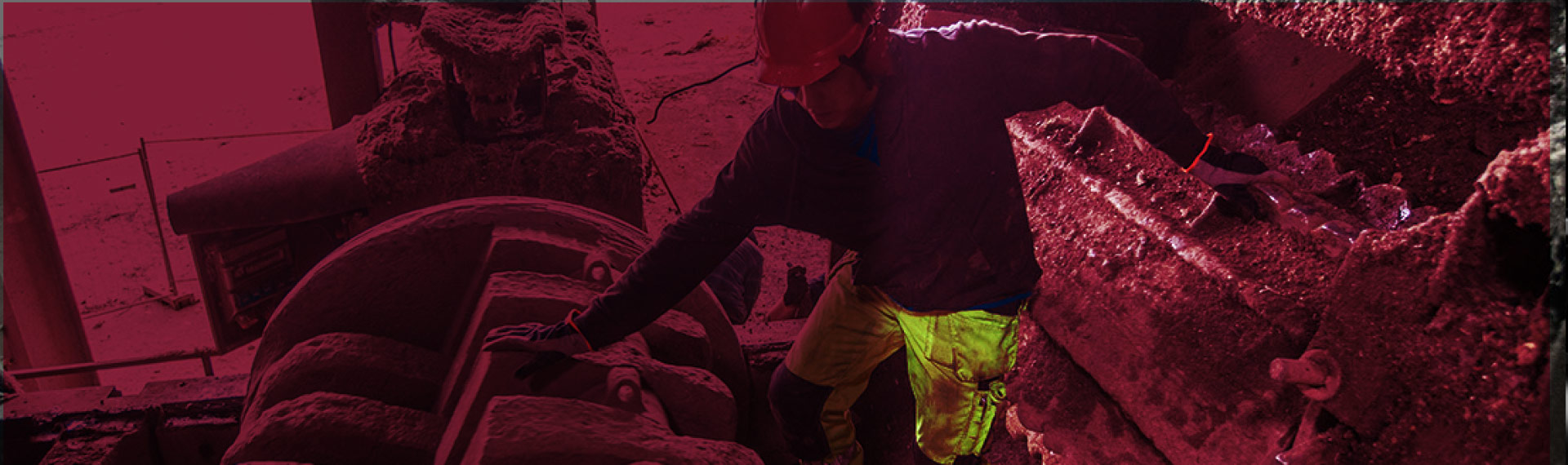 Page produit Hardox® 400. Ouvrier devant un concasseur en acier anti-abrasion Hardox® 400.