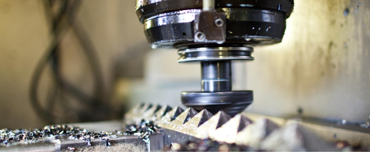 Gros plan sur une machine-outil qui usine une plaque d’acier d’usure Hardox 400.