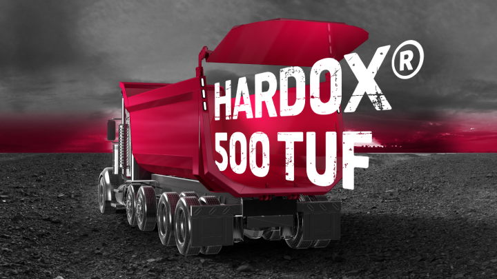 強靭なHardox® 500 Tuf鋼製の赤いトラックボディの背面に浮かび上がるHardox® 500 Tufのロゴマーク。