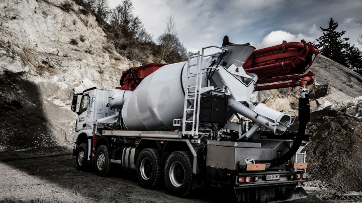 Aşınmaya dayanıklı Hardox® 500 Tuf çelikten yapılmış tamburlu bir beton mikseri kamyonu.