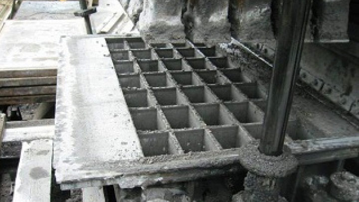 Az élettartamot sokszorosan meghosszabbító Hardox® 600 extra kemény acélból készült öntőformák beton vagy terrakotta térkövekhez.