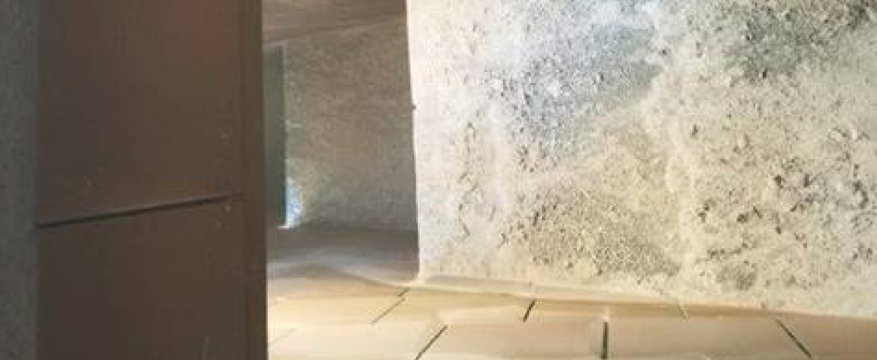 Uno scivolo di trasferimento con lamiere da treno di rivestimento in acciaio Hardox® 600, che garantiscono una lunga durata nel trasporto di minerale ferroso e altri materiali altamente abrasivi. 