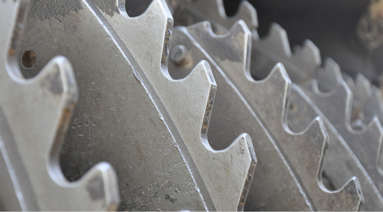 Imagem ampliada do rotor de uma máquina de cana-de-açúcar, com suas facas trituradoras feitas com o aço Hardox® Extreme. 