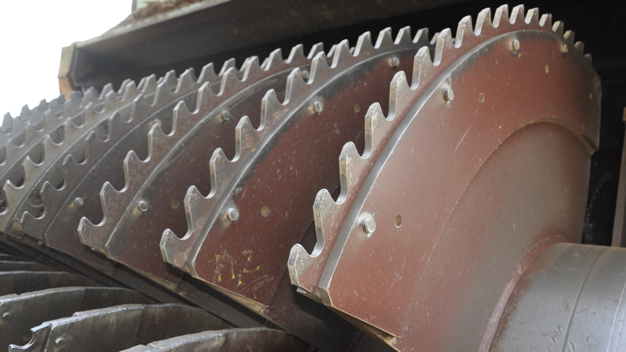 Rotor em uma máquina de trituração de cana-de-açúcar, com lâminas de trituração feitas em aço Hardox® Extreme para aplicações extremas. 