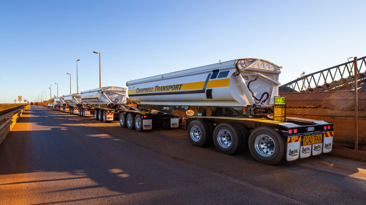 Carretas de mineração na estrada, fabricadas pela Australian Bruce Rock Engineering, com carrocerias feitas com o aço Hardox® HiAce para combater a corrosão.