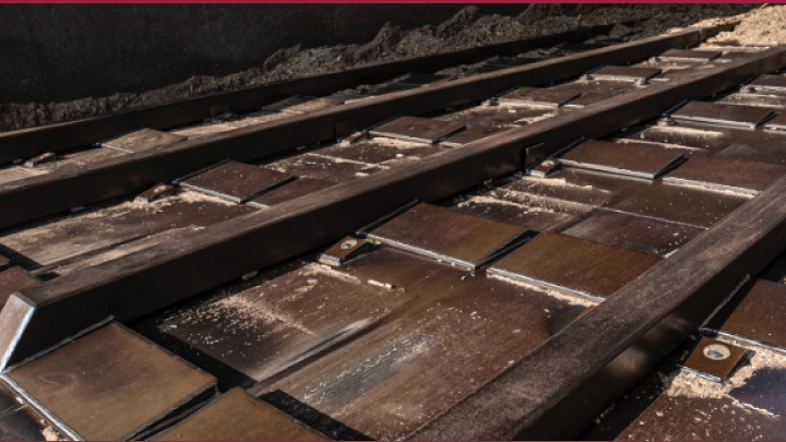 Der Boden einer Verladebucht in einer Biomasseanlage, der aus korrosionsbeständigem Hardox® HiAce Stahl besteht.