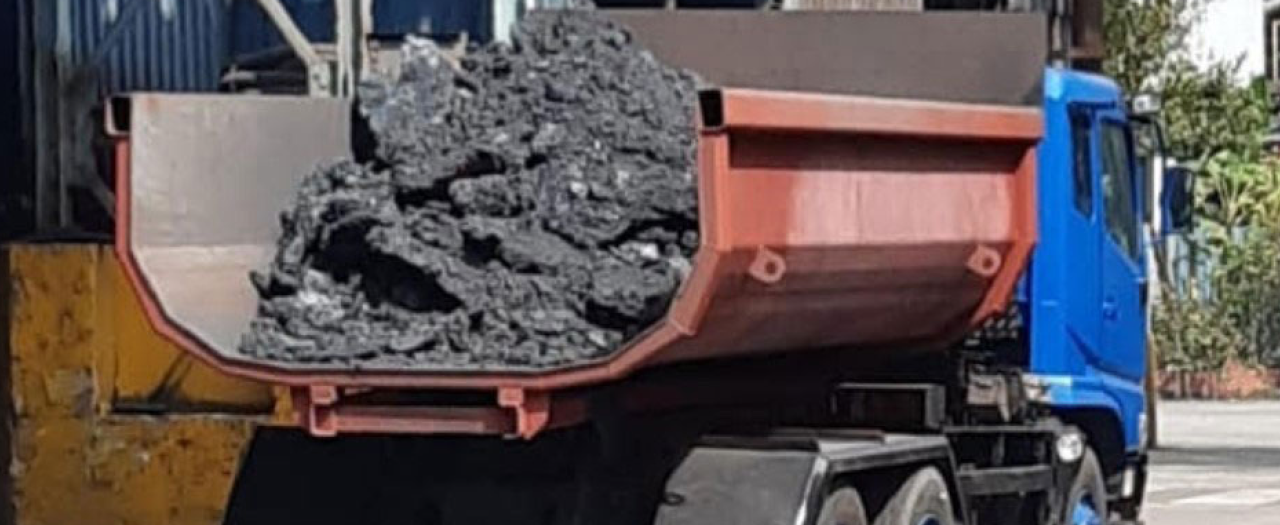 Dump truck with U-shaped body in Hardox® HiTemp steel, hauling steel plant slag. 