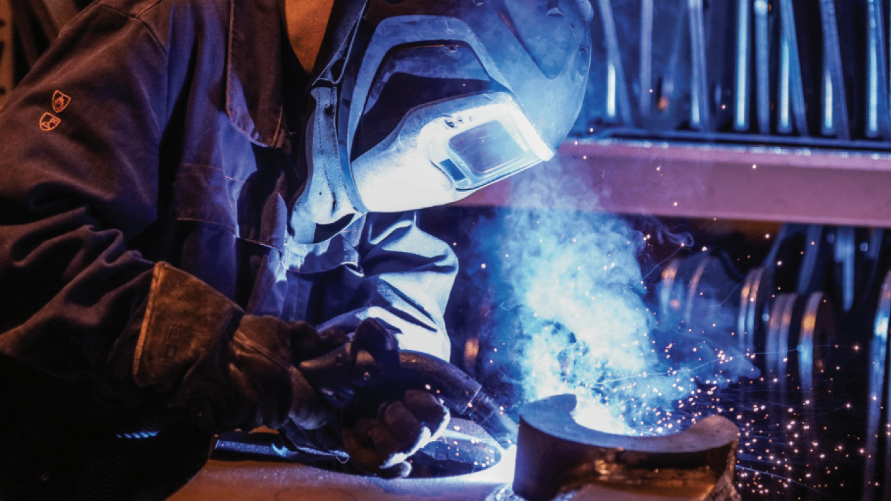Pracownik metalurgii podczas obróbki trudnościeralnej stali Hardox.