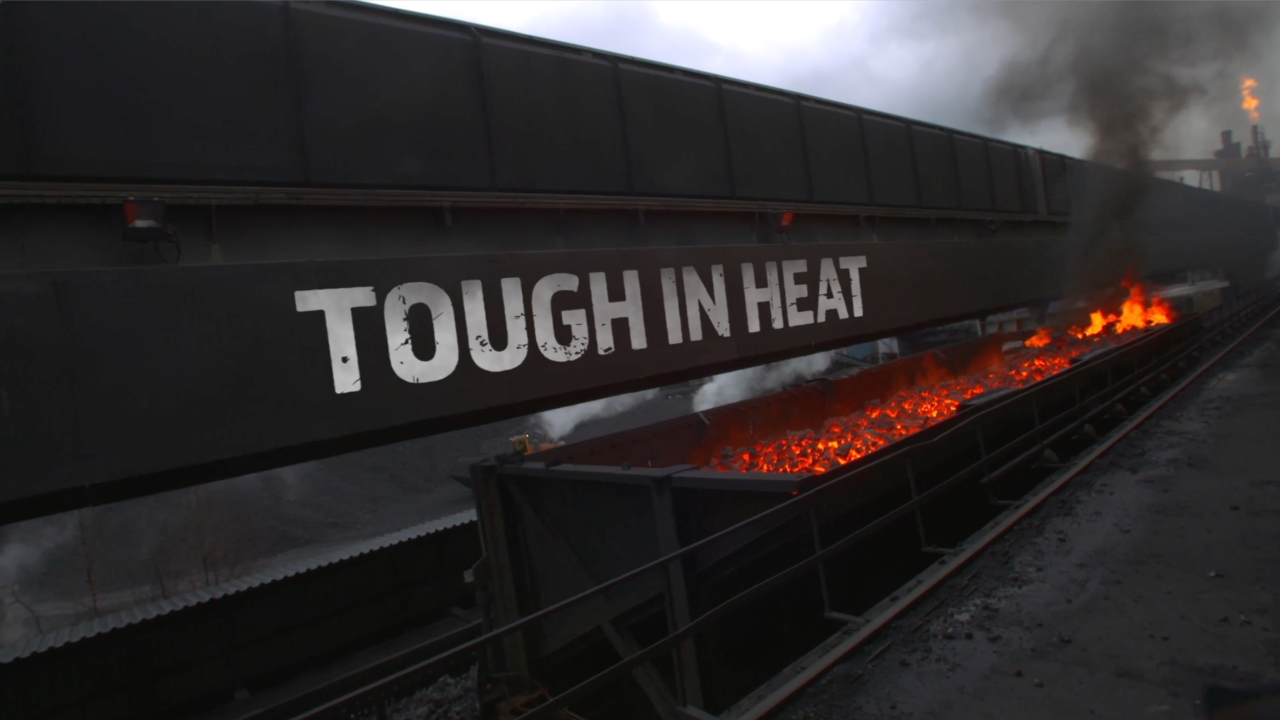 Slogan „Tough in heat“ auf Kokereiausrüstung, bei der Hardox® HiTemp Hochtemperaturstahl verwendet wurde.