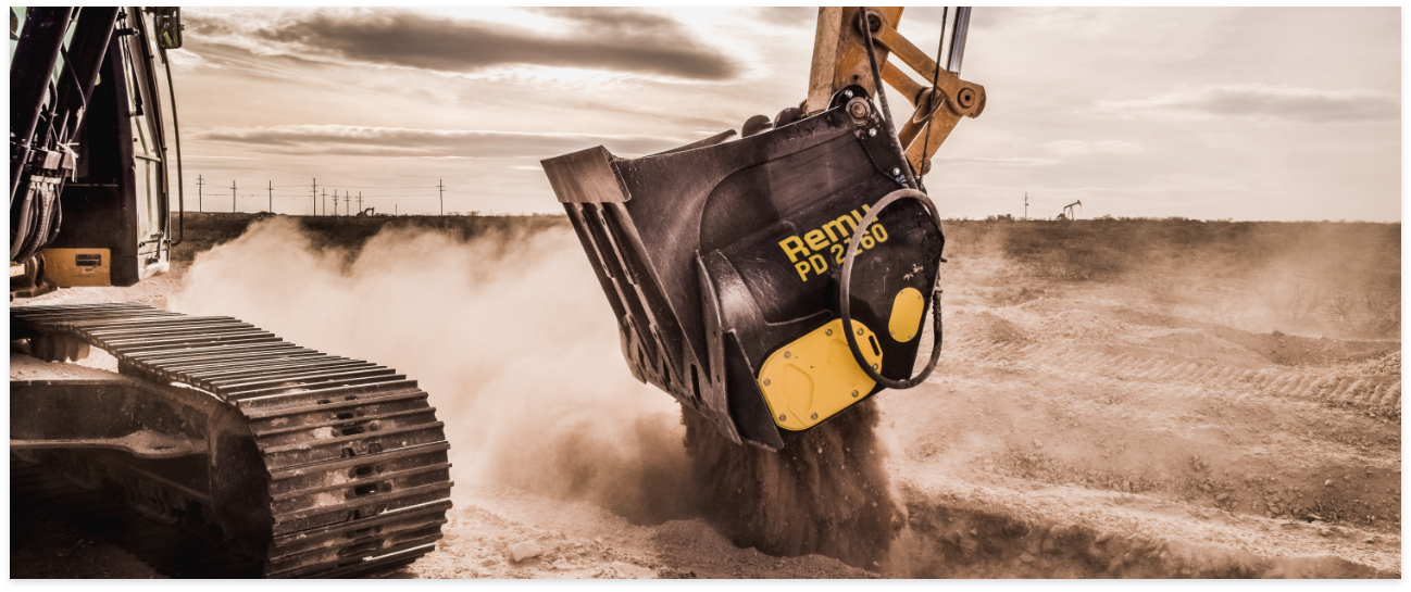 An screening bucket attached to an excavator that uses structural-grade Hardox® Tube steel