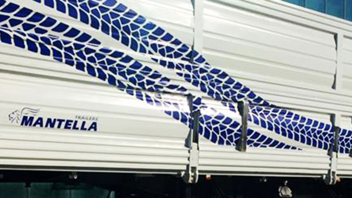 내마모 제품인 Hardox® 내마모강재로 제작된 Mantella의 파란색 디자인이 적용된 트럭 적재함의 측면.