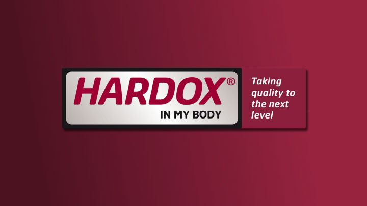 O logo Hardox® In My Body para demonstrar uma qualidade de alto nível em equipamentos pesados.
