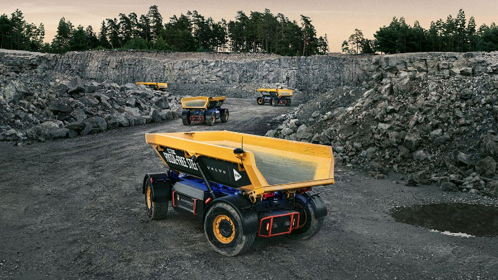 鉄鋼メーカー SSAB の化石燃料フリーのグリーンスチールを使用したボルボ製の黄色い掘削運搬車両。