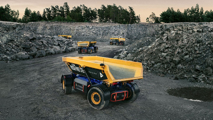 Autocarro per il trasporto minerario giallo Volvo, realizzato con acciaio verde privo di combustibili fossili del produttore di acciaio SSAB.