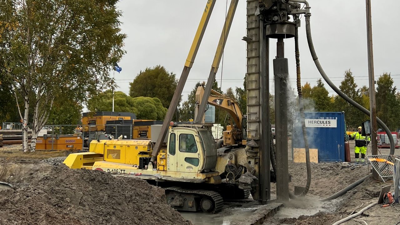 Water and clay contributed to messy conditions above ground while drilling RD pile wall