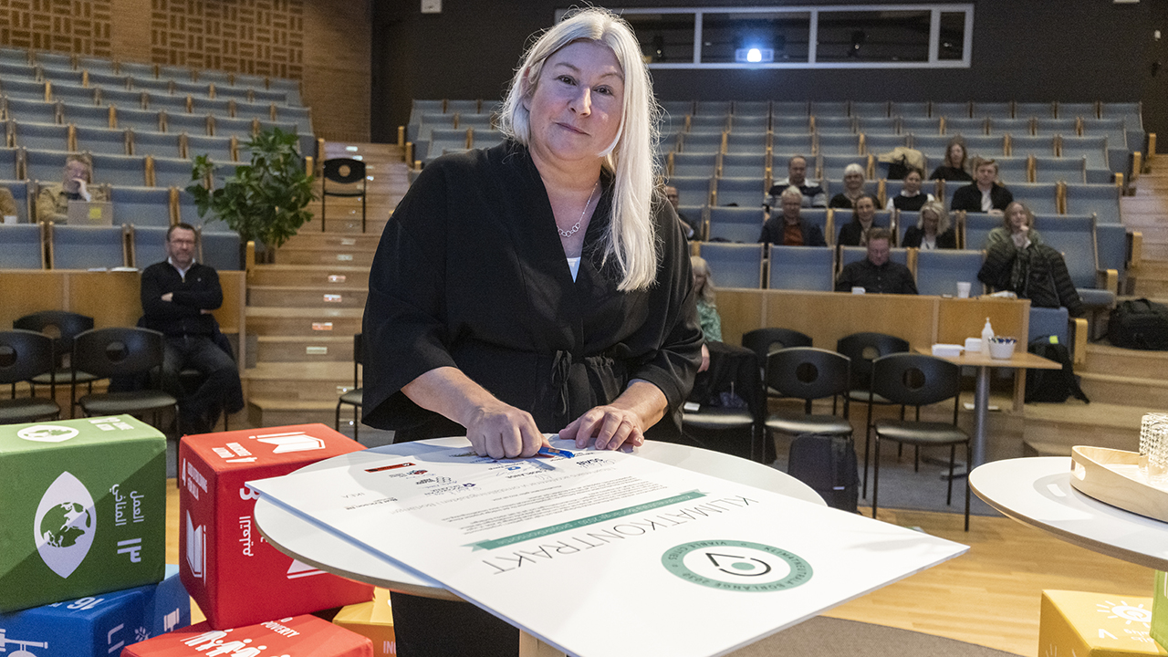 Mia Eriksson, plats- och produktionschef SSAB Borlänge, var med och skrev på kontraktet för ett klimatneutralt Borlänge 2030 i april. Foto: Henrik Hansson