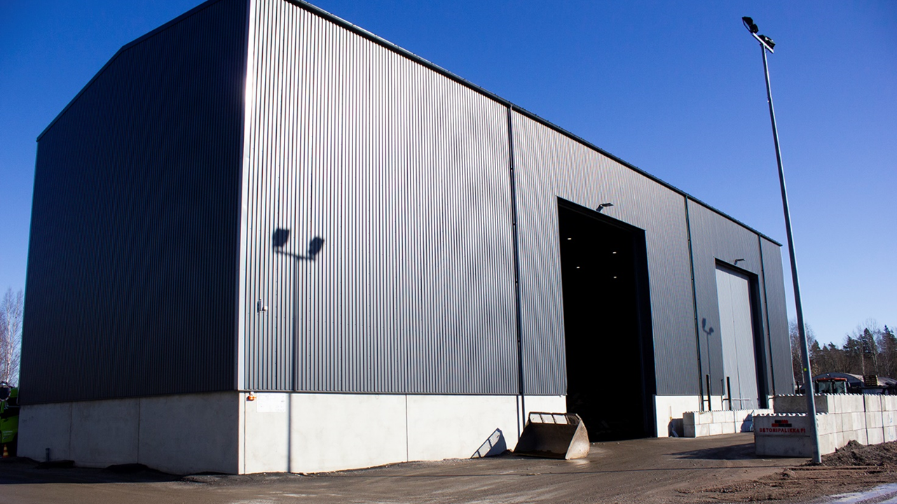 Massive, 4x 10-meter sliding doors were installed in Vaihtolavatcom’s new waste processing halls in Helsinki.