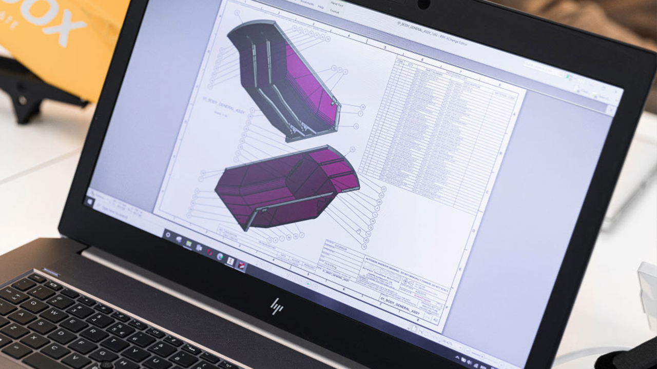 Un laptop con immagini di cassoni dei camion.