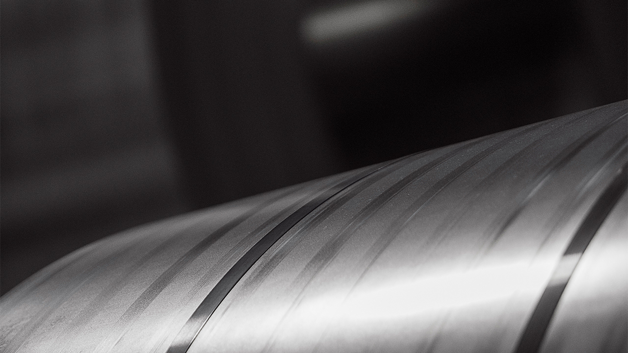 Parlak çelik bir bobinin fotoğrafı.