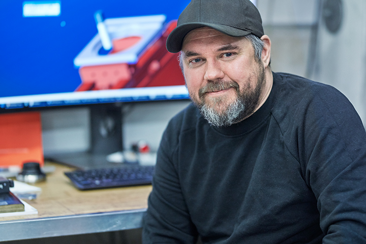 An SSAB service engineer in front of a computer.