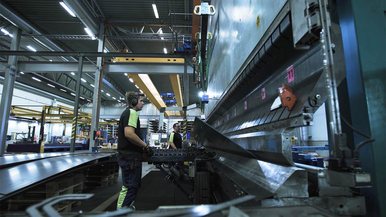 Bending plate di workshop.