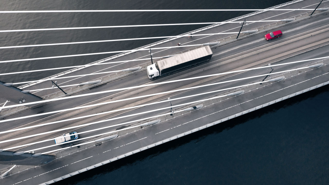 Verkehr auf Brücke