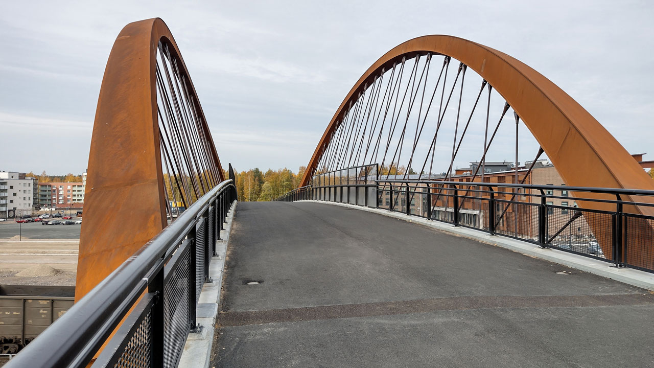 Finlandiya'nın Hyvinkää kentinde köprü 